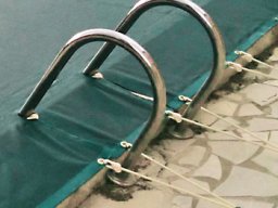 20131212 zoom fixation de bâche sur-mesure PVC précontraint Ferrari-332 vert et rail en alu