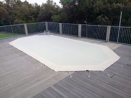 20170223 bâche pour piscine filtrante sur-mesure en PVC Ferrari-MiF-332 couleur ivoire avec pitons en alu inox pour bois