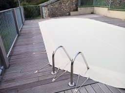 20170223 bâche pour piscine filtrante sur-mesure en PVC Ferrari-MiF-332 couleur ivoire avec pitons en alu inox pour bois (2)