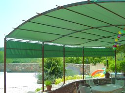 20100619 Pergola en toile sur-mesure en arrondis sur terrasse avec pare-soleil (2)