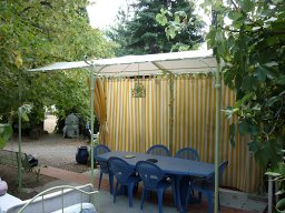 20120614 Pergola en toile autoportée sur-mesure précontraint Ferrari 502 avec rideaux 1