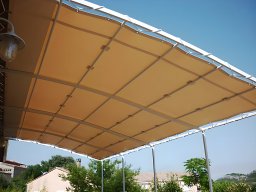 20170801 Pergola en toile adossée sur mesure PVC précontraint Ferrari 502 coloris beige sable (1)