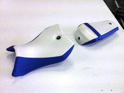 20140522 Sellerie moto - Réfection de selles de moto simili cuir bleu roi &amp; blanc (IMG_0951)