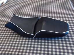 20150226 Sellerie moto - Réfection d'une selle de moto en simili Cotting Boeing-2000 N&amp;B (1) IMG_091312