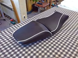 20150226 Sellerie moto - Réfection d'une selle de moto en simili Cotting Boeing-2000 N&amp;B (2)