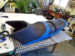 20170801 Sellerie moto - Réfection selle de Jet-Ski surmesure en Stamskin Top Ferrari noir &amp; bleuroi + agrafes inox + renfort couture film imperméable