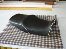 20170904 Sellerie moto - Réfection d'une selle de moto en cuir noir et filet jaune-P1020729 (07)