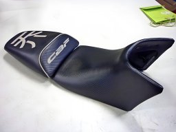 20170904 Sellerie moto - Personnalisation d'une selle de moto en cuir noir personnalisée (08)