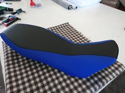 20180418 Sellerie moto - Réfection d'une selle de moto en cuir noir + bleuroi (DSC_0449)