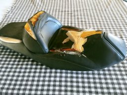 20230720 Sellerie moto - Avant rénovation d'une selle en cuir noir (IMG_174506)