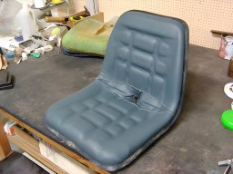 20100609 Sellerie auto - Réfection complète d'un siège de tracteur 1 après (DSC01614)
