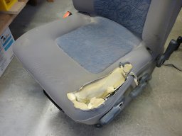20130621 Sellerie auto - Réfection de l'assise d'un siège de VU 3 (avant)