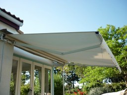 20090530 Store banne - Pose d'une toile de protection solaire 4