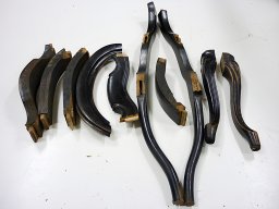 20091119 Tapisserie d'ameublement - Désassemblage de la structure bois d'une chaise avant collage