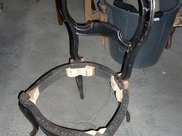 20091123 Tapisserie d'ameublement - Collage renforcé de chaise ancienne (chaise-colle_renforce)