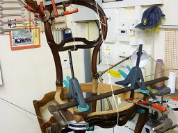 20100204 Tapisserie d'ameublement - Collage d'une chaise ancienne (Chaise-colle)