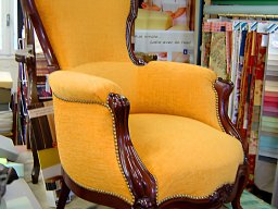 20100619 Tapisserie d'ameublement - Réfection d'une bergère en tissu velour orange (bergere-12)