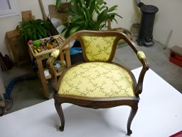 20110111 Tapisserie d'ameublement - Réfection d'un fauteuil de bureau Louis XV