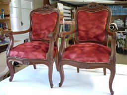 20110722 Tapisserie d'ameublement - Réfection d'une paire de fauteuils cabriolet en tissu rouge nacré (Paire-Fauteuil_1)