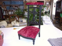 20130326 Tapisserie d'ameublement - Réfection dun prie-Dieu en tissu velours pourpre (P1030798)