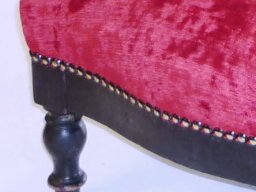 20130326 Tapisserie d'ameublement - Réfection d'un prie-Dieu en tissu velours pourpre (détail 1)