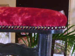 20130326 Tapisserie d'ameublement - Réfection d'un prie-Dieu en tissu velours pourpre (détail 2)