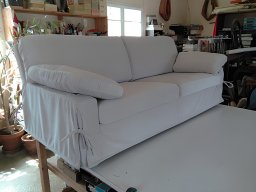 20150424 Tapisserie d'ameublement - Réfection d'un canapé à coussins en tissu gris perle (Canap_a_coussins)