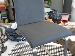 20180814 Tapisserie d'ameublement - Réfection d'une chaise moderne alu en simili cuir gris (Chaise-contemporaine_2)(1)