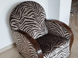 20240306 Tapisserie d'ameublement - Réfection d'un fauteuil crapaud en tissu velour zébré (IMG_180050)
