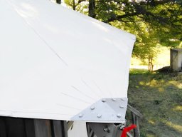 20150624 Bâche de protection - Confection d'un toit de bungalow en toile quadrangulaire symétrique précontraint Ferrari sur poutres renforcées en plaques U inox (2)