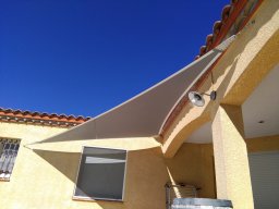 20150624 Voile d'ombrage triangulaire Serge Ferrari Soltis Perfom 92 avec pointe alu 1 (IMG_102315)