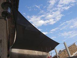 20180713 Voile d'ombrage - Toile quadrangulaire montée sur poteaux 2 (DSC_0546)